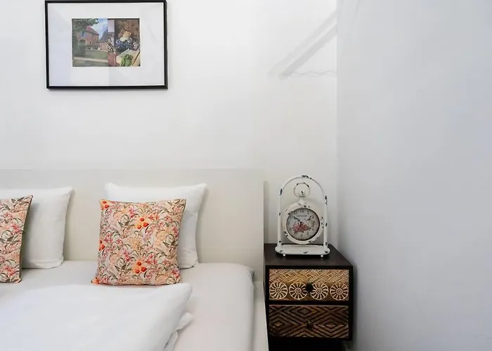 Practical 1br Flat By Center By Hm * Wenen